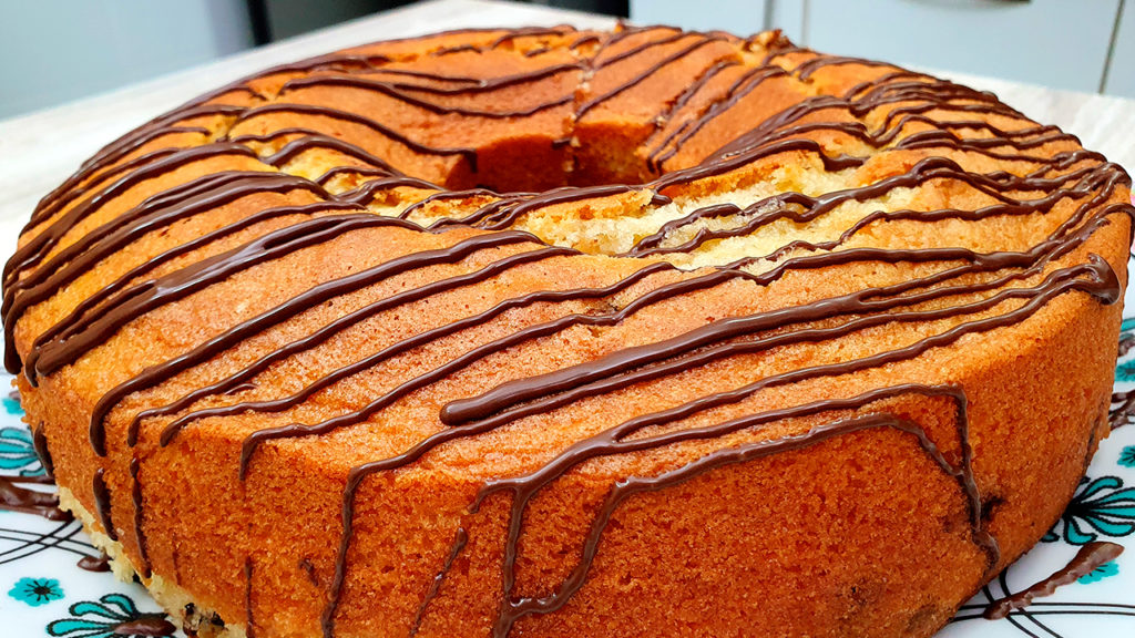 Bolo de baunilha com gotas de chocolate