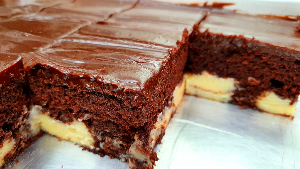 Bolo de chocolate que sai recheado